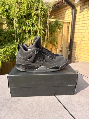 Air Jordan 4 Black Cat - Air Jordan 4 Black Cat. Jag har köpt en ny sula till dem, titta på sista bilden.
