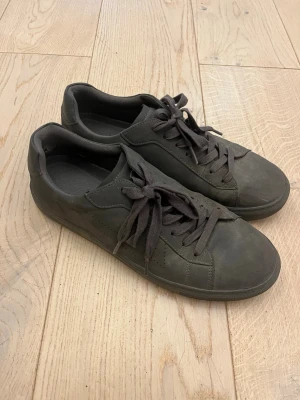 Gråa skor - Sneakers no brand. Storlek 43, rätt bra skick. Pris kan diskuteras