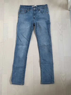 Levis jeans - Snygg Levis jeans för tonåringar storlek W29 L32 går att stretcha ut i midjan när dom är på