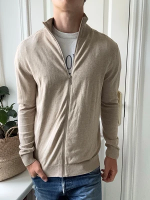 Selected zip  - Selected zip, stor på modellen. Inga defekter! Modellen i bilderna är 180 cm 75 kg och bär Storlek M , Kom med frågor! 🌟 (Kan gå ned i pris vid köp av paket 😉) 