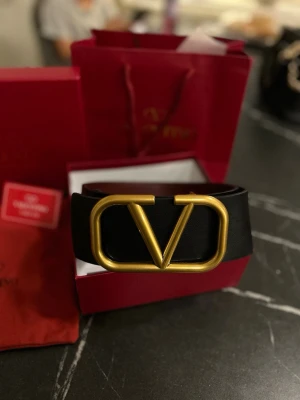 Valentino Garavani VLog Belt Dam Svart/Vinröd - Aldrig använt helt ny! Fräsch och elegant 2 sidigt bälte, med kvitto samt dustbag, box och påse!  105 cm långNypris ca 6500kr
