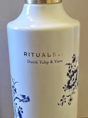 Rituals Dutch Tulip & Yuzu doft - Elegant parfym från Rituals i serien Dutch Tulip & Yuzu. Flaskan är vit med blå blommönster och har guldfärgat lock. Volymen är 200 ml. Designen är inspirerad av klassiskt porslin och ger en lyxig känsla.