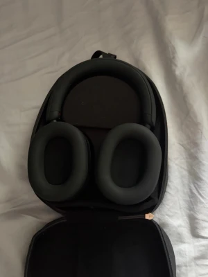 sony wh-1000xm5 - Knappt använda sony wh-1000xm5. Orginal pris ca 2700. Ladd-sladd o sladd för att koppla om man inte föredrar bluetooth!
