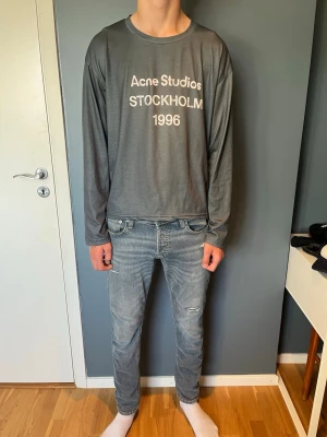 Grå långärmad Acne Studios tröja - Trending longsleeve från Acne Studios. Tröjan är nästan oanvänd! Pris kan diskuteras vid snabb affär. Tröjan är M men passar mer S om man vill att den ska sitta lite avslappnat.