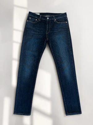 Levi's 512 Slim jeans i nyskick! - Säljer ett par jätte fetta Jean från levi’s!                        Modellen är 512 slim tapered fit och 30x32!                  Jag har personligt använt dom 1 gång och dom passade inte, därför så säljer jag dom!                           Köptes för 1 200kr men säljs för nästan halva pris!    Dom är i jätte gott skick och har inga repor eller skador över huvudtaget! Passar perfekt för nån som vill ha ett stilren outfit!                                              Tar bara kontanter, Stockholm!