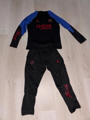 Tracksuit - Den har ett litet hål vid fickan annars bra