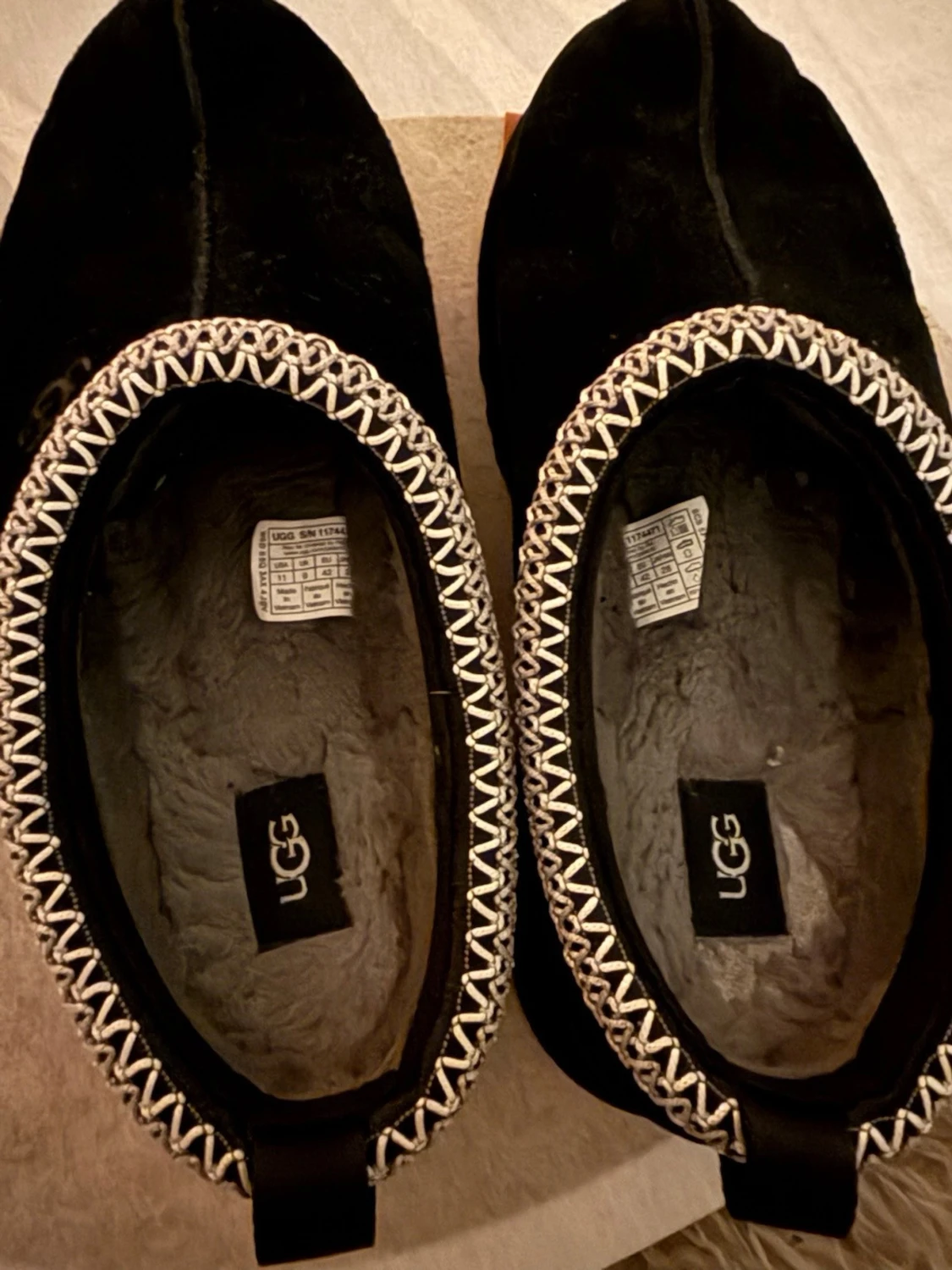 Svarta UGG tofflor med mönstrad kant - 5