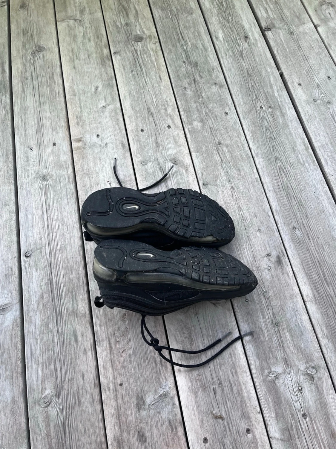 Svarta sneakers med vågig design - 2