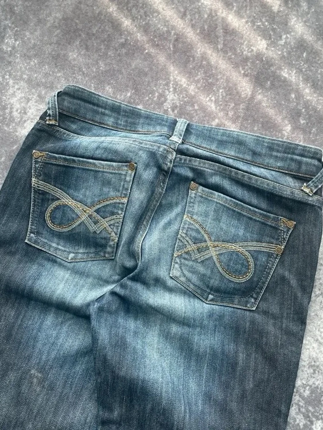 Whiskered-tvättade bootcutjeans för kvinnor från 2000-talet i storlek W29 L30 - 3