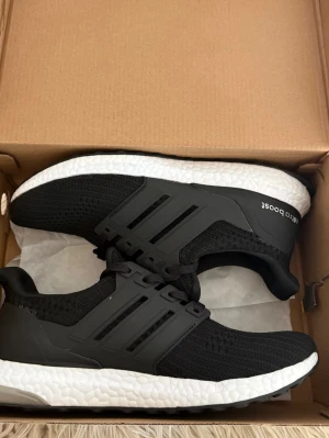 Adidas ultra boost - Säljer dessa helt nya ultra boost då de är för små. Storlek 42 2/3 men passar även mindre! 