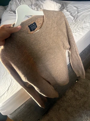 Cashmir töja  - Säljer en fin cashmir tröja i färgen beige storlek S riktigt bekväm hör av dig vid funderingar 