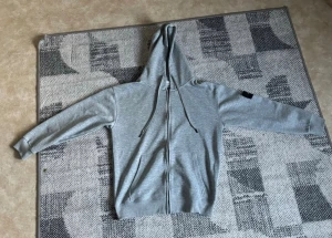 Stone Island Zip Hoddie - Bara används några gånger👍 hör av dig om du har några frågor, vill bara bli av med den!