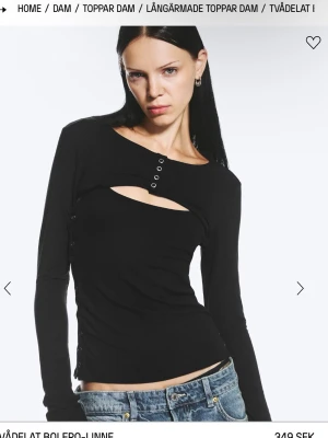 Svart långärmad topp  - Super cool topp från weekday, använd en gång, säljer pga att jag har för mycket kläder. Storlek xs/s💕💕💕
