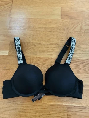 Svart push-up bh med strassband från Victoria’s secret - Till salu: svart push-up-bh från Victoria’s Secret. Storlek 75B. Utmärkt skick. 🤍