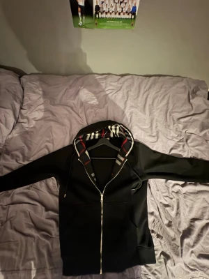 Svart Burrbery hoodie  - Välanvänd och rätt så ny.