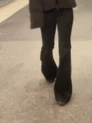 Svarta utsvängda bootcut jeans - Säljer ett par svarta jeans med låg midja och utsvängda ben, från Cheap monday i storleken 26/32. Jag har sytt in jeansen på insidan vid knäna som syns på en av bilderna, men de är inget som syns när dem används, jag sydde in dem då dem skulle passa mig bättre, men de går att sprätta upp jätte enkelt utan att de kommer synas!!! Sedan är det en liten fläck på baksida ficka men inget stort, kan eventuellt försvinna i tvätten.