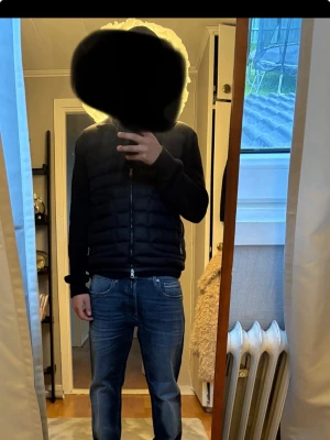 Moncler cardigan - Tja säljer en äkta moncler cardigan. Köpt för cirka två år sen på monclers hemsida. Ni kan kolla upp på moncler code så ser ni att den är äkta!