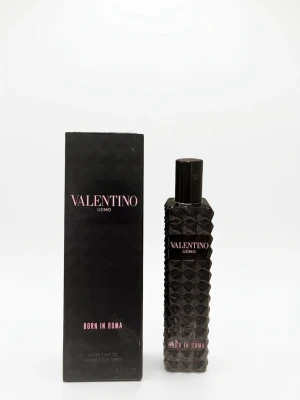 Valentino Uomo Born In Roma EDT 15ml - Säljer min Valentino Uomo EDT i en liten 15ml flaska. Finns cirka 11-12ml kvar i flaskan och det följer med OG förpackning. Väldigt fin och fräsch doft som passar året runt. Förvarats torrt och svalt. Säljs då jag inte använder parfymer längre. Lätt att ta med sig vilket är ett stort plus. Rekommenderar denna doft stort! 