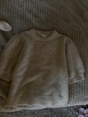 beige stickad tröja - mysig beige stickad tröja från Gina Tricot med puffade axlar, perfekt för kyligare dagar och enkel att matcha med olika outfits.