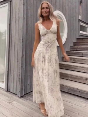 Adoore Klänning - Mycket eftertraktad Adoore Klänning i storlek S! Helt ny med prislapp kvar😊(ljus gul/beige med lila mönster)
