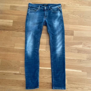 Nya Replay Jeans - Säljer mina replay jeans då dem inte kommer till användning, är inte helt nya men väldigt bra skick! Nypris 1499kr, vårt pris 629kr (kan gå ner vid snabb affär) skick 9.8/10. Finns inget som helst fel med dem. W29 men kan passa W28. L30. Riktigt snygga slitningar på fram och bakfickorna, och as snygg design med de vita skuggorna vid knäna och uppåt. Kom dm om ni har frågor eller funderingar!
