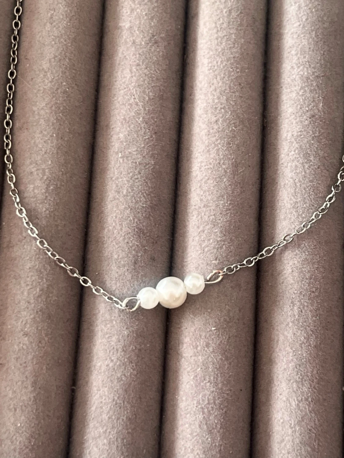 Silverhalsband med tre pärlor - 1