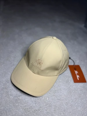  Loro Piana keps - Loro Piana keps. Helt sprillans ny och gjord av 100% kashmir. Redo för att bäras!