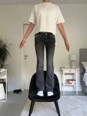 Gina tricot - Mörkgråa bootcut jeans från Gina tricot Young. Jag är 167 cm lång. Storlek:158. Använda få gånger.                                                                   Nypris: 299 kr
