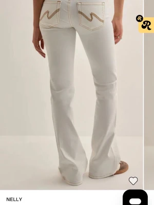 Vita bootcut jeans med låg midja - Vita bootcut med låg midja från Nelly. Stl är 36 men passar typ som en 32-34 då jag har den storleken i en annan färg. Helt nyköpta använda en gång och nytt pris på hemsidan är 699kr! Skicka om ni vill ha fler bilder💕💕