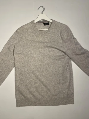  Kashmir tröja - En stilren och ljusgrå/vit Kashmir tröja från Massimo dutti . Tröjan har en mjuk och skön känsla. Hör av dig vid någon fråga 🙌