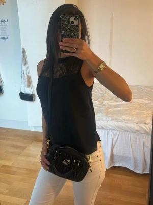 Zara spetstopp - Säljer en svart spetstopp från zara i stl xs. Tunt och luftigt tyg som gör den jätteskön.