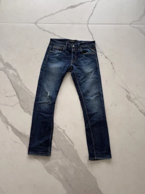 Replay jeans - Säljer ett par mörkblå Replay jeans med snygga slitningar | skicket på jeansen är väldigt bra bara att det är ett hål på höger ben, men det märks inte vid användning | modell: Grover | pris kan diskuteras! Hör av er vid frågor 👋🏻 
