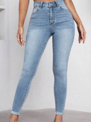 Jeans - Fint skick förutom att en av hällorna har gått sönder (se bild) 