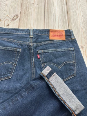 Selvedge Levi’s jeans - Säljer nu dessa riktigt feta raw selvedge Levi’s jeansen i modellen 501. Storlek: 33W 32L. Pris: 799kr. Skriv gärna vid frågor eller för mer bilder! 🤩