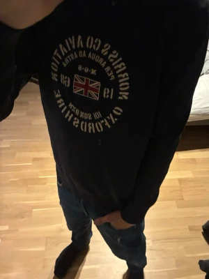 Stickad Morris tröja  - Mörkblå stickad Morris tröja i mycket bra skick. Storlek L Hör av er vid frågor! Kolla gärna in mina andra grejer också🤝