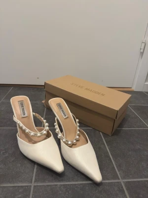 steve massenhet klackskor - Super fina klackskor från steve madden, endast använd en gång på min bal 2025. Klacken är 9 cm. Är lite smutsiga på klack och under men annars jätte fina. nypris 1700.