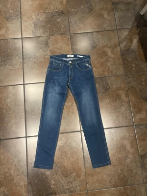 Blå jeans med kontrastsömmar - Snygga blå jeans med bra passform och klassiska kontrastsömmar. Jeansen har fem fickor, dragkedjegylf och detaljerade bakfickor med broderi. Tillverkade i stretchigt denim för extra komfort. 28 32
