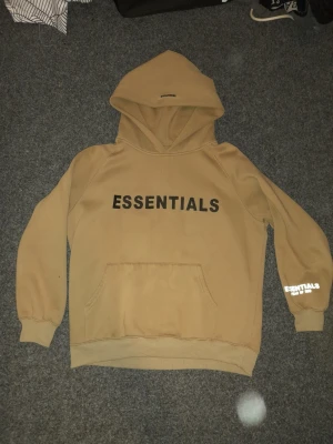 Snygg essentials hoodie  - Nästan helt ny. Passar bra som clean style 