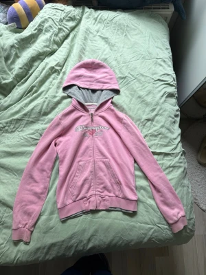 Rosa hoodie från Champion med dragkedja - Ett litet litet hål på ena mudden finns men ingen som man tänker på!  Pris går absolut att diskutera! 