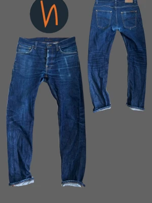 Nudie jeans Dry True navy grim Tim - Hej! Säljer nu dessa feta nudie jeans Dry True navy i modellen grim Tim🔥💯  _________________________________________________  Jeansen har snygga fades samt en telefon slitning på framsidan. Jeansen är dry vilket betyder att de kan få ännu mer snygga och unika slitningar🤩😄 Jeansen är i bra skick med en liten lagning i skrevet  Storlek W:32 L:32  Tveka inte på att slänga iväg ett prisförslag eller meddelande vid någon fundering 🤔