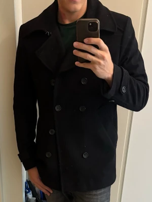 Svart snygg Riley skepparkavaj M  - Jättefin svart populär eftertraktad Riley skepparkavaj M. Grym jacka i utmärkt toppskick och väldigt skön! Tveka inte vid minsta fråga eller fundering!