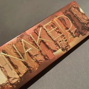 urban decay naked ögonskuggspalette - Säljer en ögonskuggspalett från urban decay som bara testats en gång. Borsten man får med saknas dock.