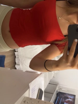 Röd offshoulder croppad topp - Snygg röd croppad topp med offshoulder-design i storleken S. Toppen har en tight passform och korta ärmar, passar perfekt till en kjol eller ett par kostymbyxor💕