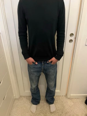 Blå Replay jeans  - Säljer ett par blå jeans med raka ben och snygga fades. Jeansen är i storlek 29W 32L. Materialet är denim i bomull och passformen är avslappnad. Perfekta för en casual look.