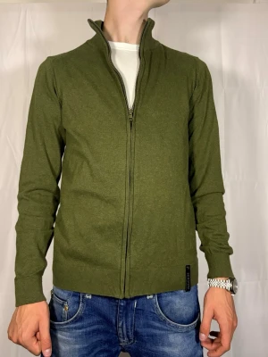 Tröja - Stilren ziptröja. Modellen 180cm 64kg