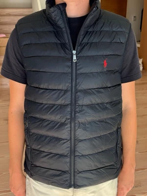 Polo Ralph Lauren Väst  - Helt Ny Polo Ralph Lauren Väst - Skick: 10/10 - Färg: Navy - Nypris: 3000kr - Vårt pris: 2499kr