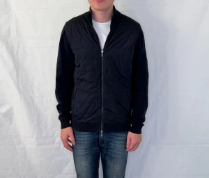 Massimo Dutti Cardigan Blue Men's - Marinblå cardigan från Massimo Dutti i mycket fint begagnat skick.