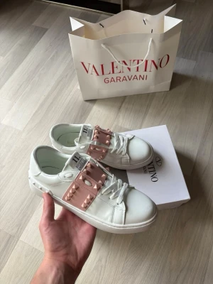 Valentino Rockstuds Sneakers | 39eur | Womens | Vit&Rosa - Säljer dessa vackra par valentinos för kvinnor i storlek 39eur. Fraktar 100% samma dag. Angående frågor så är det bara att fråga👌