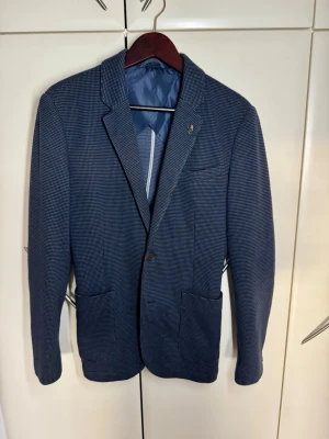 Stickad Kavaj marinblå - Tja! Nu säljes denna sjukt snygga stickade kavajen från Selected Homme! Galet snygg passform o stickad, lite lardini vibes! Storlek 48= S/M! Hör av dig vid minsta lilla fråga!i