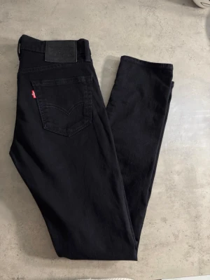 Svarta Levi's 510 skinny jeans -  Klassiska svarta jeans med rak passform 👖 Märkta W29 L32 – motsvarar ungefär dam M/38 📏 Midja ca 40 cm mätt platt 🌿 98% bomull, 2% elastan – bekväm stretch ✨ Unisexmodell som sitter snyggt på dam  Mått finns på bilderna. Kontrollera gärna måtten före köp.
